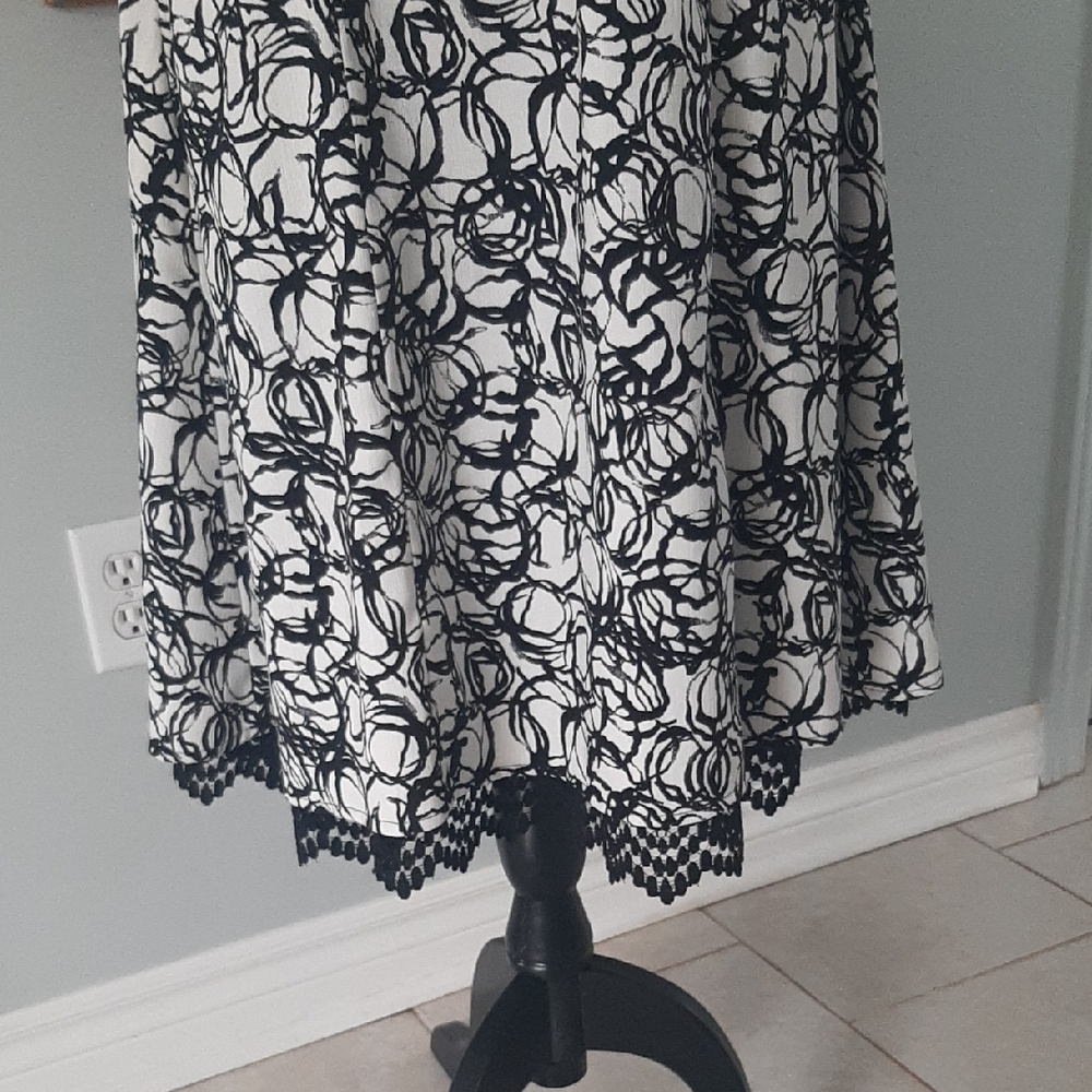 LINEA DOMANI🤍Elegant Monochrome Floral Midi Dress with LACE HEM UNDERLAY Sz 12 - Picture 7 of 11